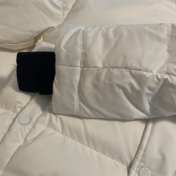 Aritzia White Super Puff The Super Puff™ Shorty - cliMATTE™
$250 - Picture 7 of 8